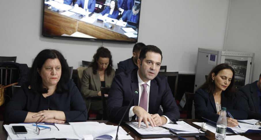 Borxhi publik në nivele minimale/ Ministri Malaj: Synohet të arrijë në nivelin 53.6% vitin e ardhshëm