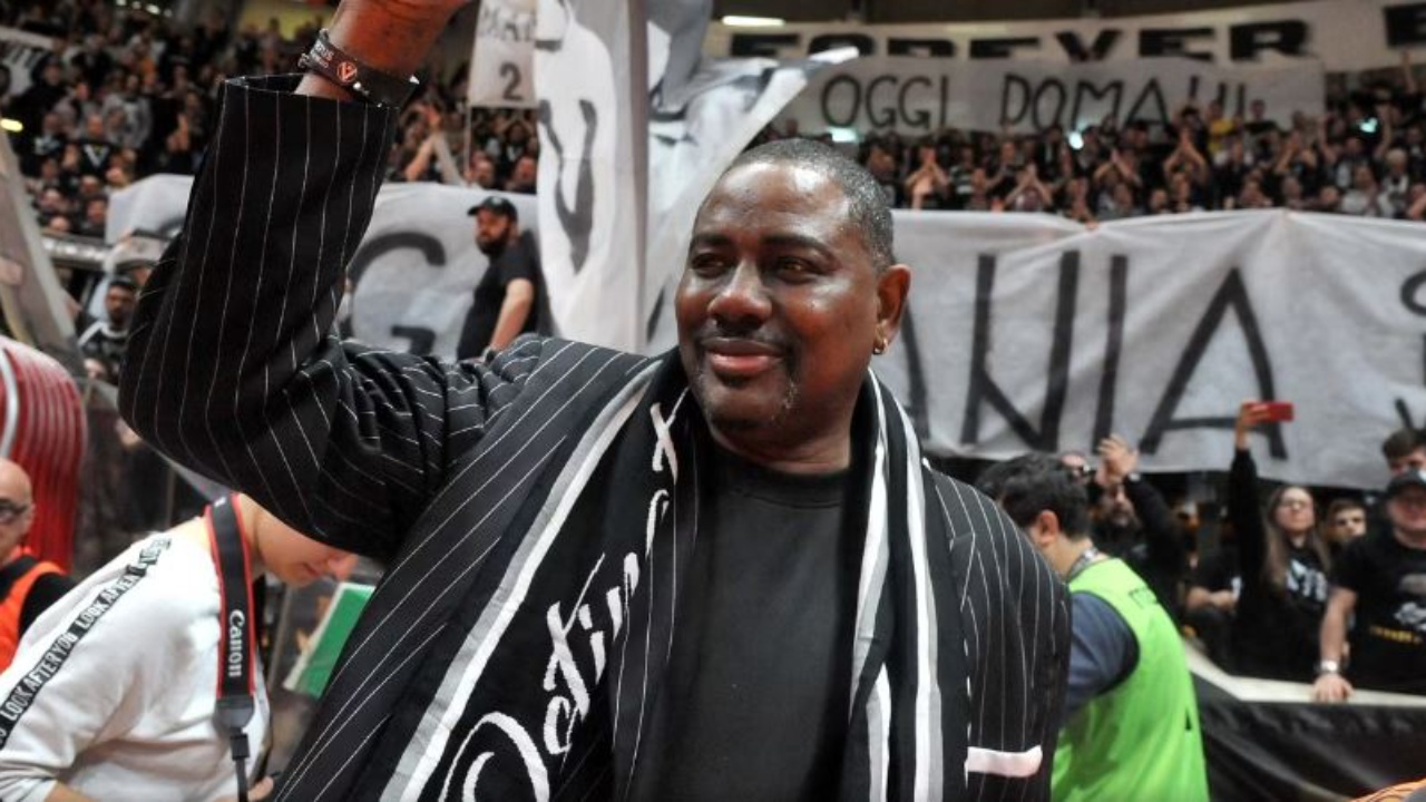 Bota e basketbollit në zi, ndahet nga jeta në moshën 70-vjeçare ish-ylli i NBA