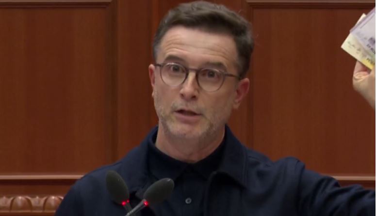Braçe me zarf me vete në Kuvend, i tregon opozitës me kartëmonedha se sa do të rritet pensioni