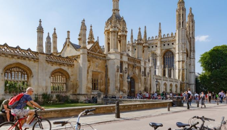 Britania vendos taksë të re për studentët e huaj