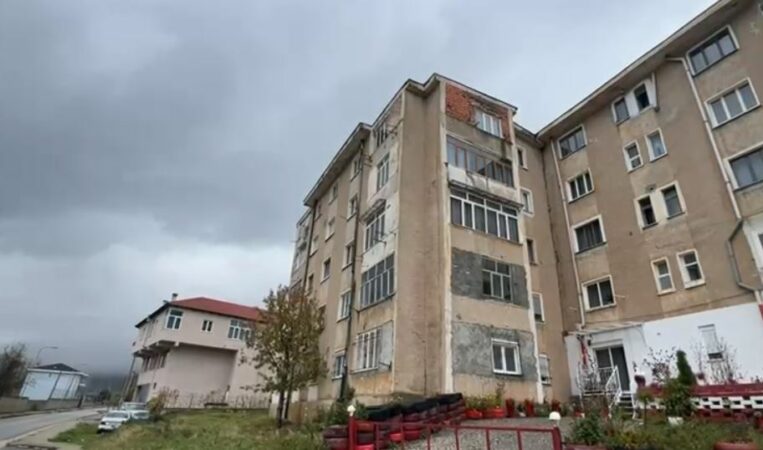 Bulqiza në vend numëro/ Gjashtë vite nga tërmeti i 2019-ë asnjë ndërhyrje, dy pallate mbeten ende të dëmtuara