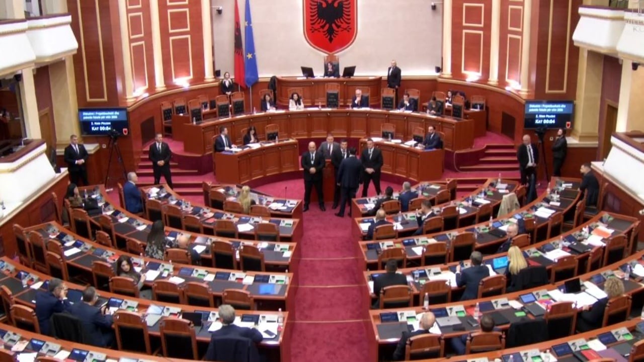 “Buxheti i shkon ministrisë që vjedh më shumë”, Balliu e akuzon, Balluku i përgjigjet: Vjedhjen e ke pasur edukatë familjare/ Ndërhyn garda