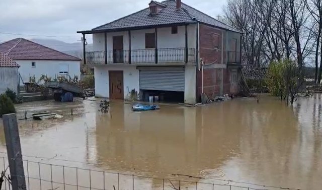 Çahet argjinatura e lumit Bistricë, përmbyten banesa dhe qindra hektarë tokë bujqësore
