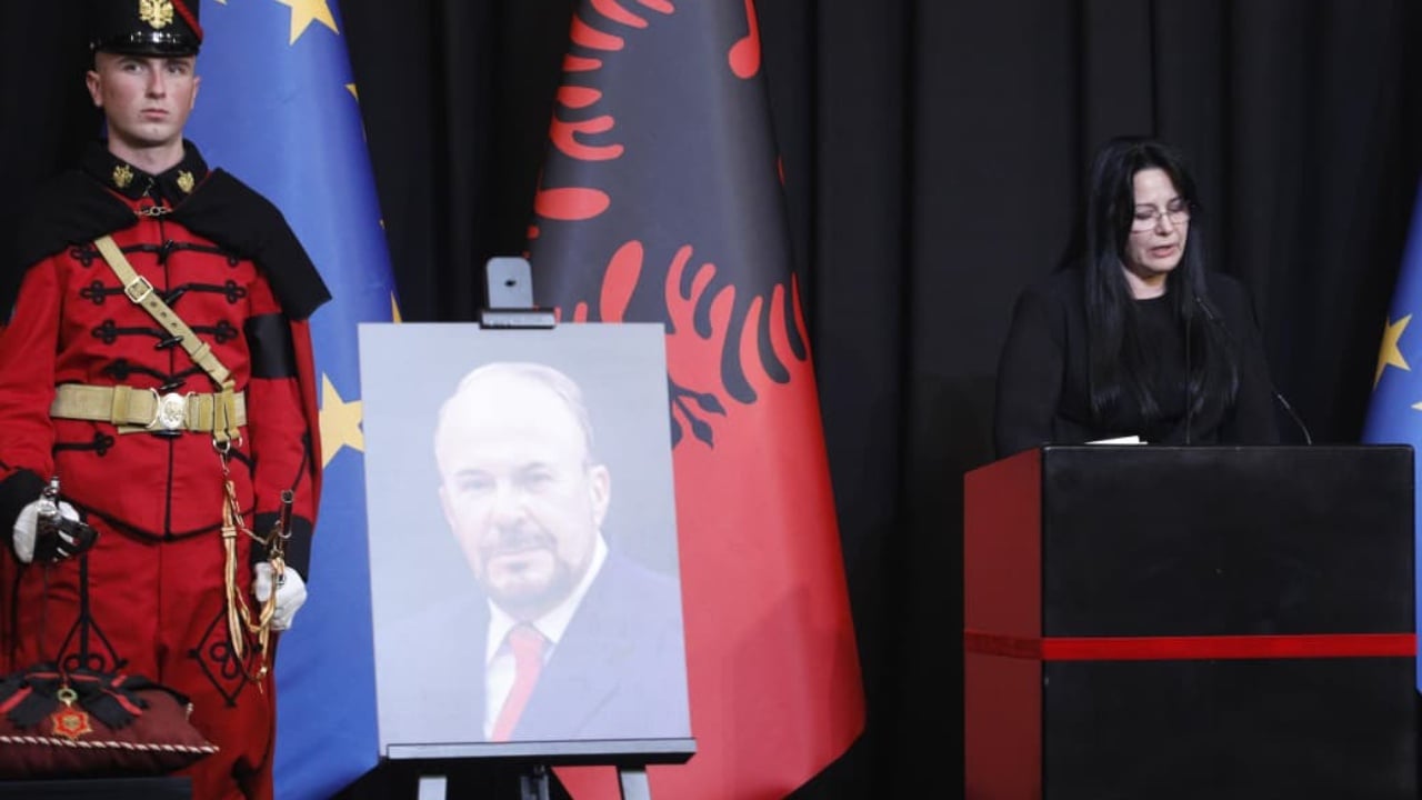 “Çerek shekulli më parë rashë në dashuri me Fatosin dhe vizionin e një Shqipërie ndryshe”/ Xhoana Nano: Ishte i vërtetë, nuk dinte dhe nuk donte të shtirej