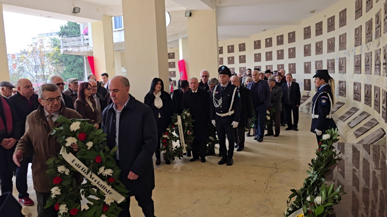 Ceremoni zyrtare në Mauzoleumin e Dëshmorëve në Durrës, pjesëmarrësit: Kjo ditë mbetet simbol i sakrificës