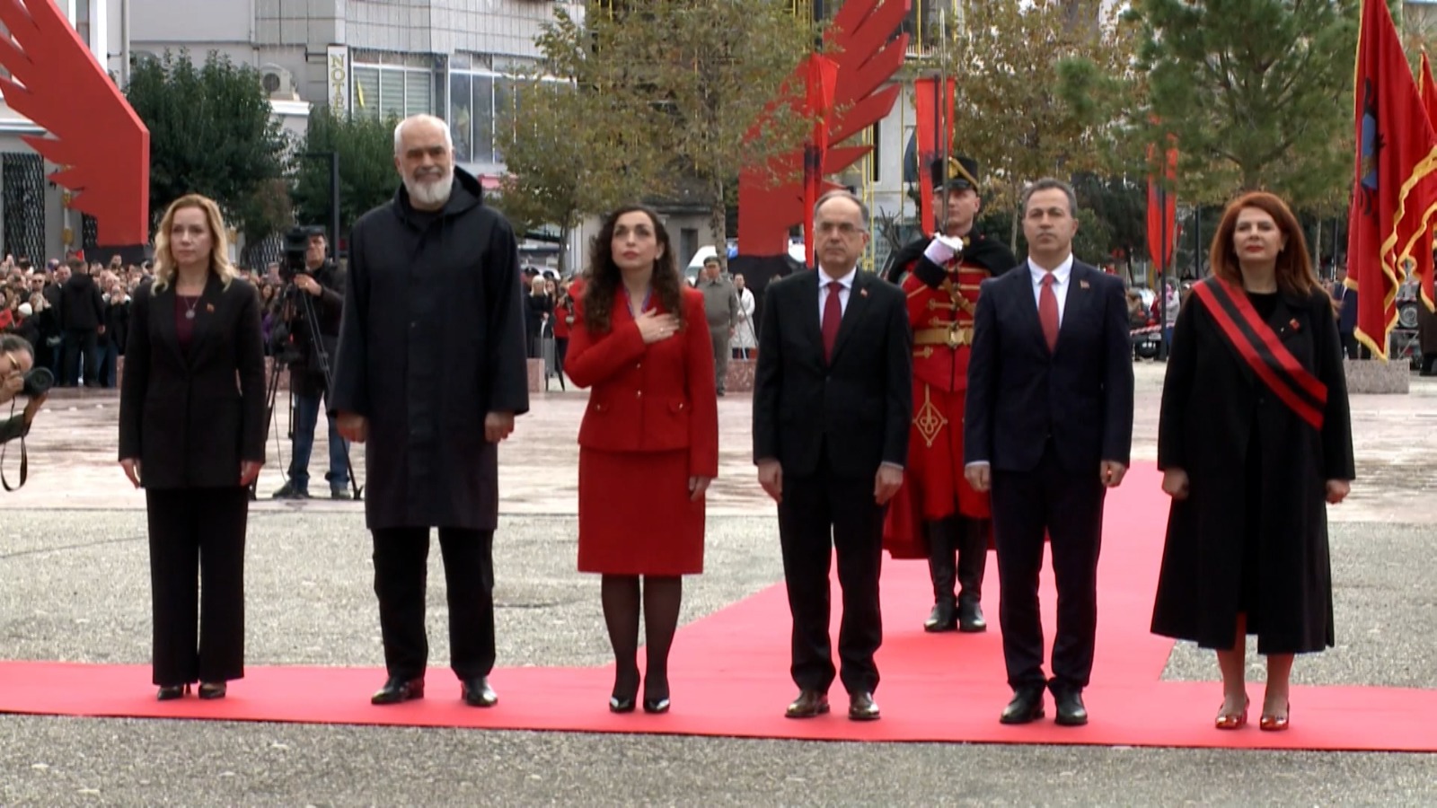 Ceremonia e flamurit në Tiranë, festime edhe në qytete të tjera me rastin e 28 nëntorit