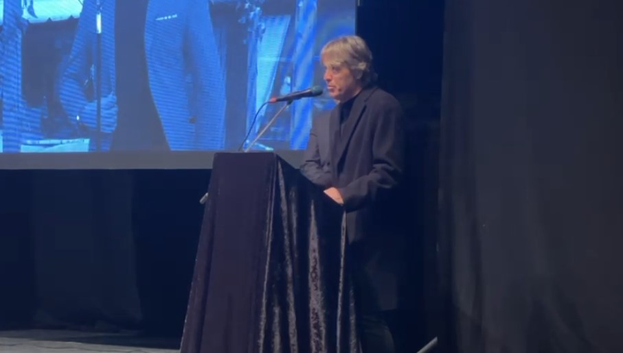 Ceremonia mortore/ Fjalimi emocionues i Arif Ziberi, “Elita 5”: Shpat, do bëjmë një duet në botë tjetër