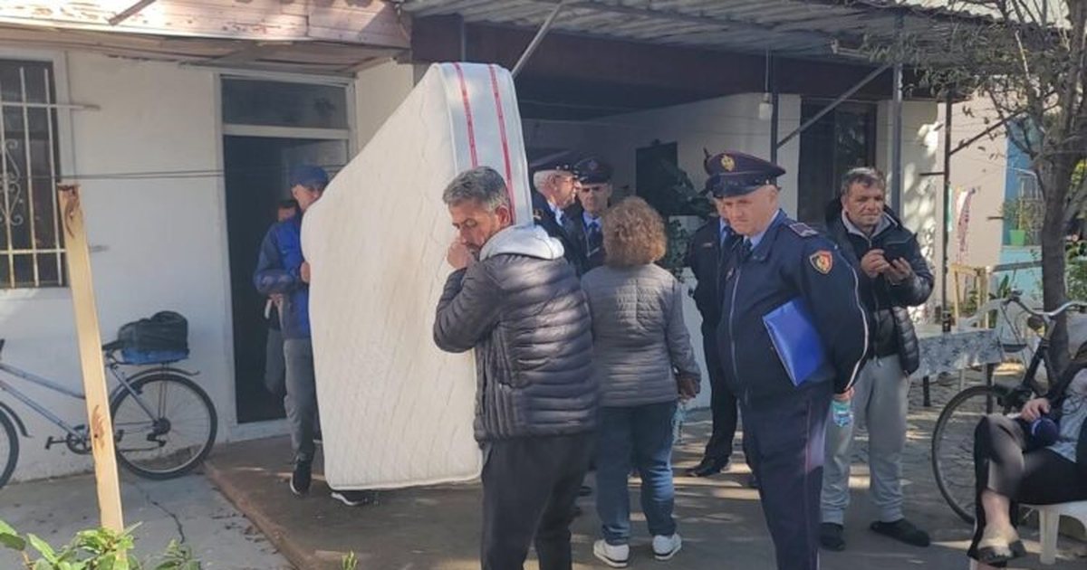 Çështjen e kishte Astrit Kalaja! Familjet nxirren nga banesat në Durrës: Jemi në rrugë do të vetëflijohemi