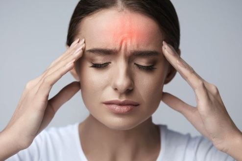 Çfarë e shkakton dhimbjen e kokës dhe kur duhet të shqetësohemi?