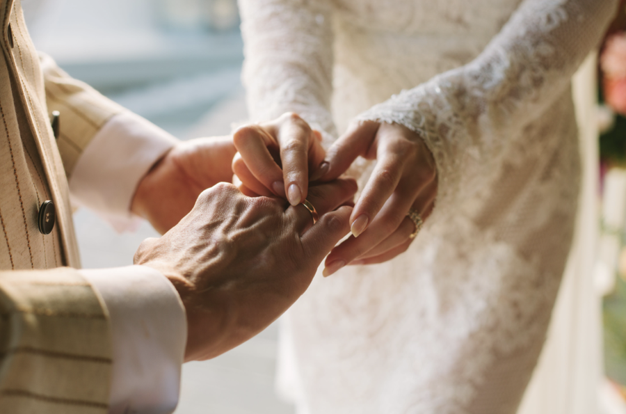 ChatGPT po fut hundët edhe në romancë! Njerëzit po e përdorin për të bërë betimet e martesës