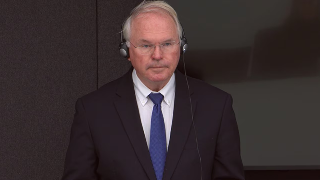 Christopher Hill: Gelbard e quajti UÇK-në “terroriste”, sikur i dha sinjal sulmit serb në familjen Jashari