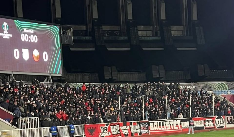 Conference League: Vargjet e këngës patriotike “Mora fjalë” oshëtijnë në Fadil Vokrri (VIDEO)