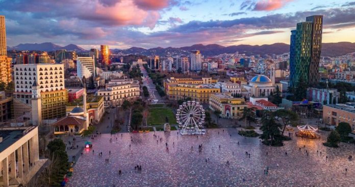 Daily Mail: Më e vlefshme një ditë në Shqipëri, sesa të shkosh në teatër në Londër