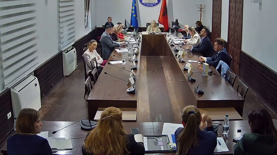 Debati për emërimet, zgjedhja pa garë e Arta Dollanit në krye të arsimit parauniversitar, Kumbaro pyetet nga deputetët e opozitës