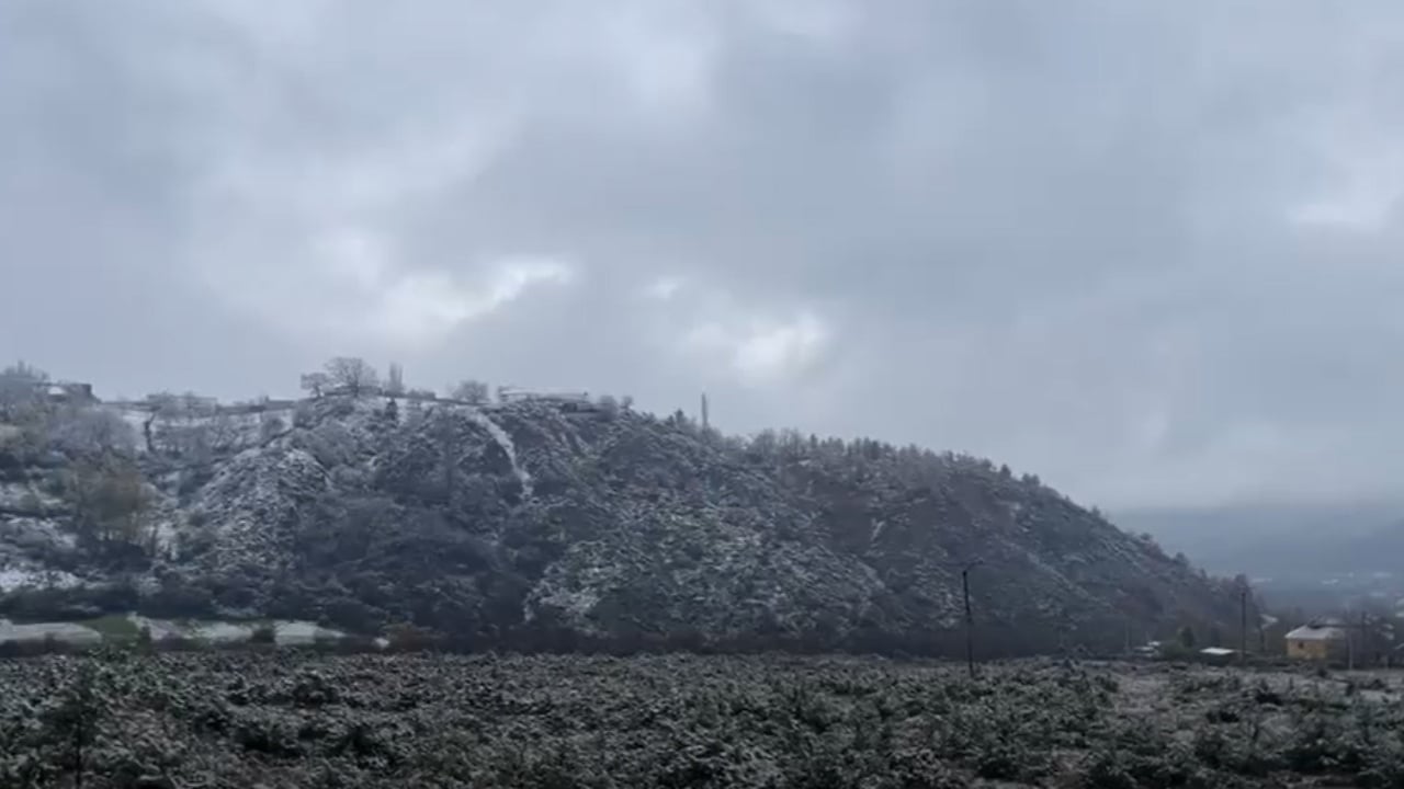 Dëbora zbardh edhe Bulqizën, autoritetet thirrje drejtuesve të mjeteve: Kujdes nga prezenca e ngricave në rrugë