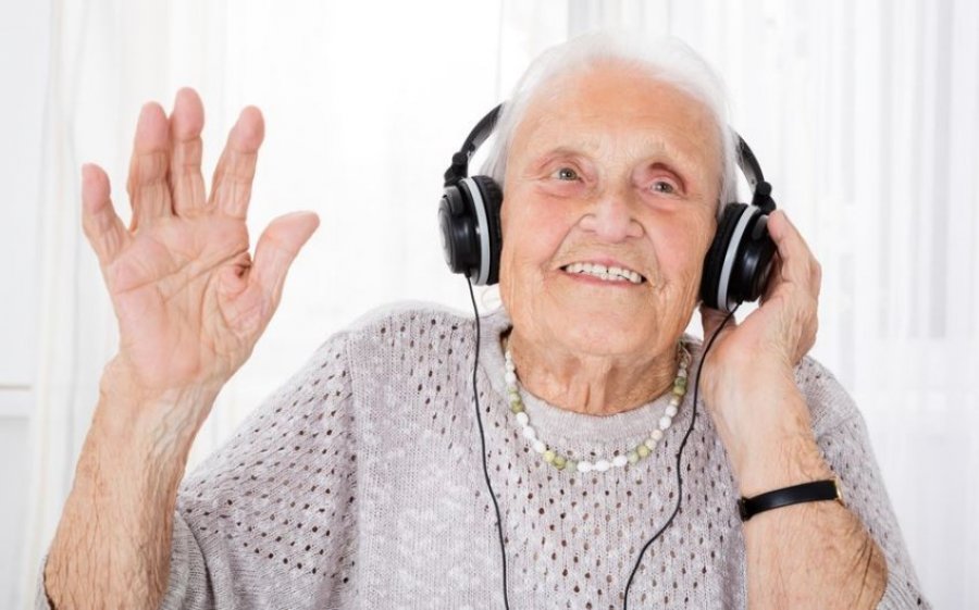 Dëgjimi i muzikës shumicën e ditëve mund të ulë rrezikun e demencës tek të moshuarit