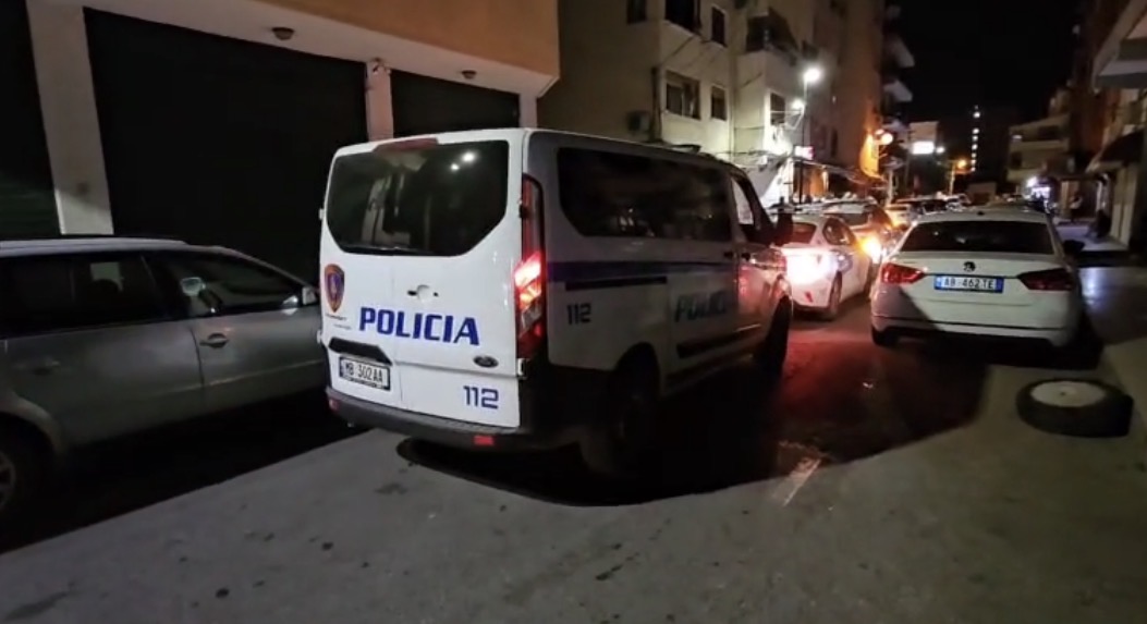 ‘Dëgjuam krisma’/ Të shtëna armësh në një banesë në Elbasan, ja çfarë ka ndodhur