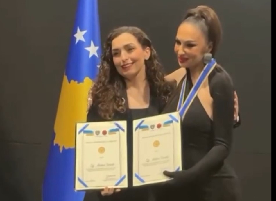 Dekorohet këngëtarja Adelina Ismajli, Osmani i dorëzon artistes në skenë medaljen presidenciale