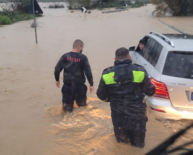 Del nga shtrati Bistrica, qytetarja ngelet në mes të ujit, nxirret nga zjarrfikësit