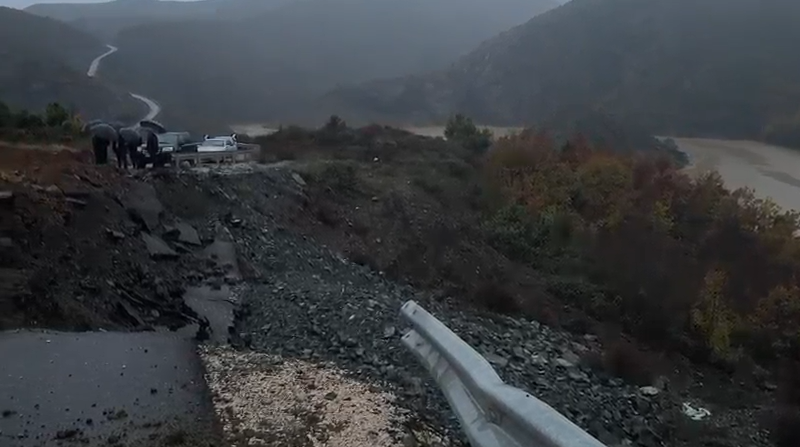 Del nga shtrati lumi Vjosa, përmbyten disa banesa pranë urës së Mifolit