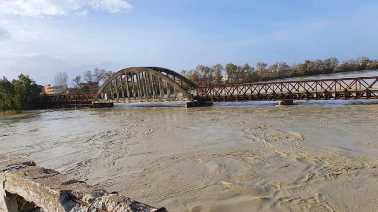 Del nga shtrati lumi Vjosa, përmbyten tre banesa pranë urës së Mifolit