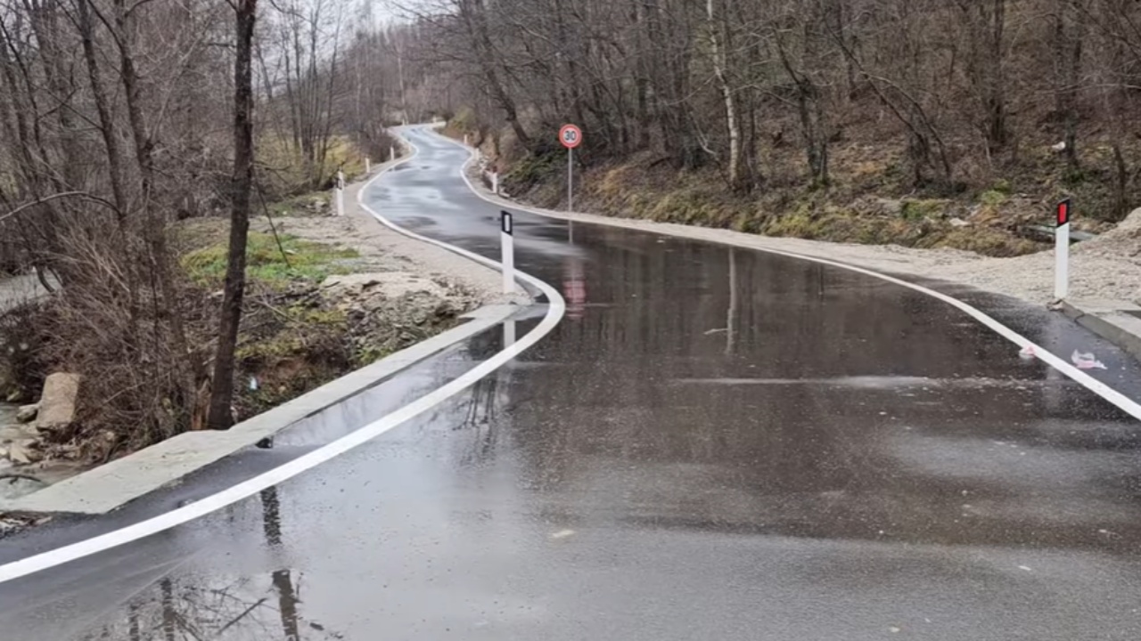 Dëmtohet rruga e re në Kukës/ Çahet asfalti i segmentit 3,8 kilometra, u inaugurua dy muaj më parë