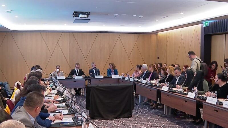 “Depolitizoni administratën zgjedhore”/ Rekomandimi i ambasadorit të BE, Gonzato për partitë politike