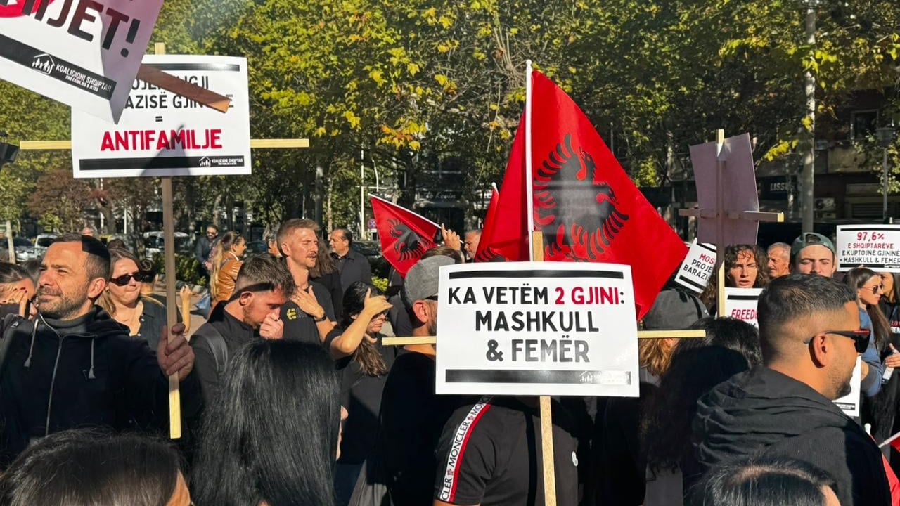 “Deputetë, mos votoni kundër fëmijëve”/ Protestë kundër projektligjit për barazinë gjinore para Kuvendit