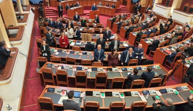 Deputetët e PD-së i kthyen kurrizin, ironia e Ramës: Më mirë shpina sesa fytyra juaj