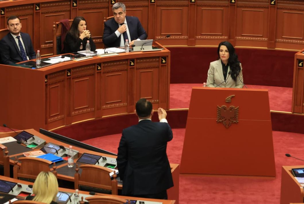 Deputeti i PD akuza mazhorancës: Na gjeni një Parlament në botë ku zv/kryeministrja është e pandehur