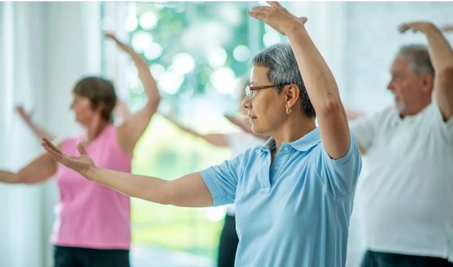 Dëshironi një gjumë të mirë natën? Studimi i ri tregon se Tai chi është po aq efektiv sa terapia me të folur