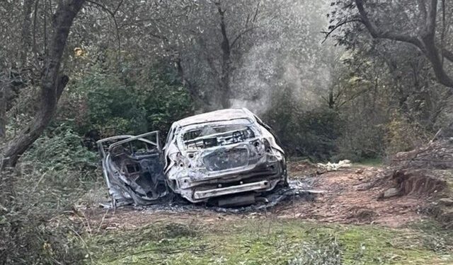 Detaje nga atentati në Rinas/ Tre qitës dhe një shofer, autorët erdhën nga zona e Niklës. Dy prej armëve të gjetura në automjetin e djegur…