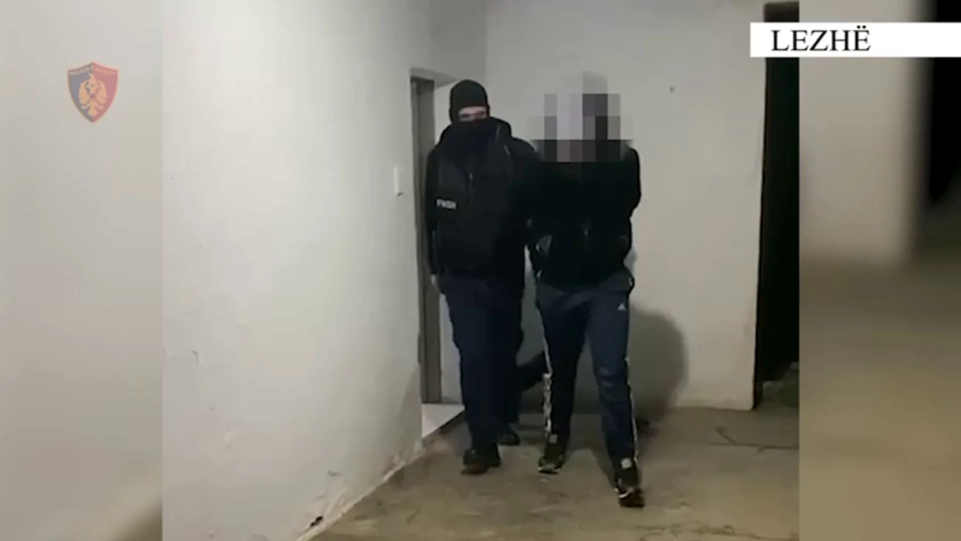 Dhunoi babanë dhe u arratis nga banesa, i riu kapet në Lezhë