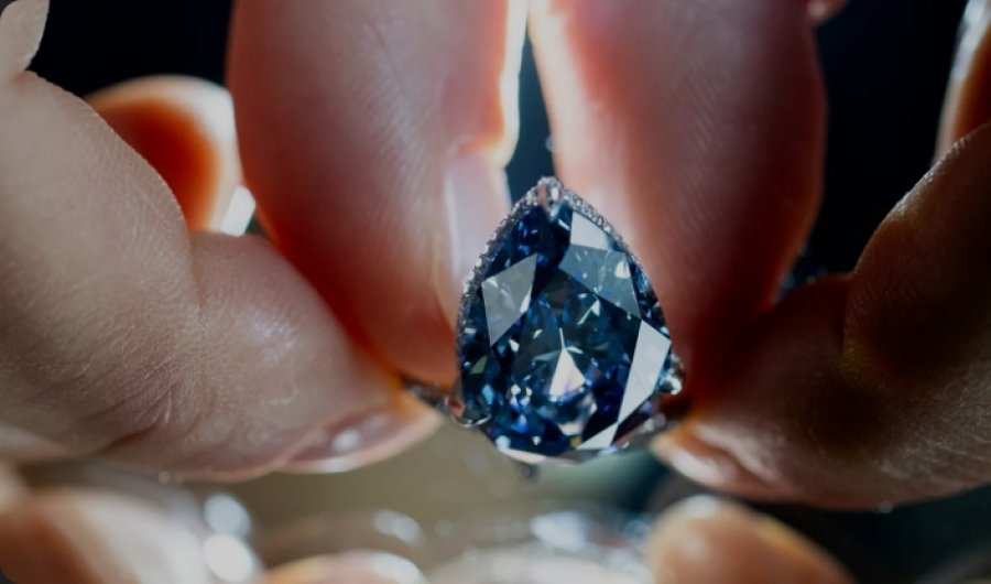 Diamanti i rrallë ‘Mellon Blue’ pritet të shitet deri në 30 milionë dollarë në ankand