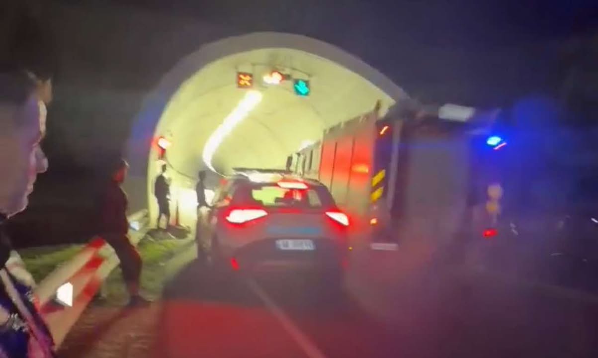 Digjet një automjet brenda tunelit të Skërficës në rrugën Kardhiq-Delvinë – VIDEO