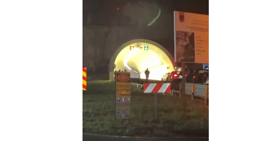 Digjet një automjet në tunelin e Skarficës, policia dhe zjarrfikësja në vendngjarje