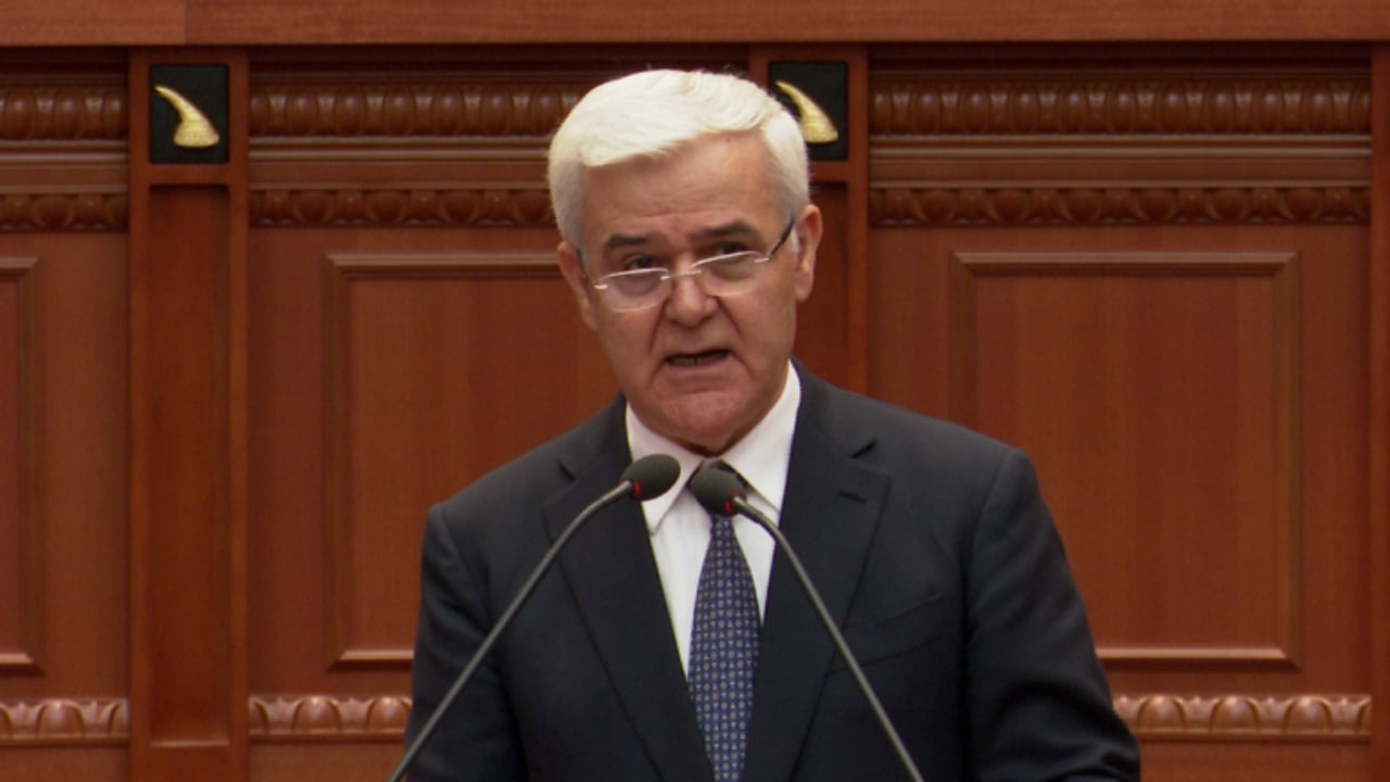 “Disa prokurime bëhen me 99% të fondit limit, e të tjera kursejnë deri në 20%”, Xhafaj në Kuvend: Disa institucione fshihen pas alibisë që…