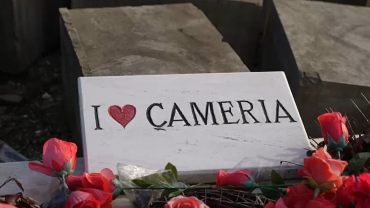 Dita e Çlirimit në varrezat çame/ Në Kllogjer, qytetarë e përfaqësuesit të Çamërisë përkujtojnë të rënët