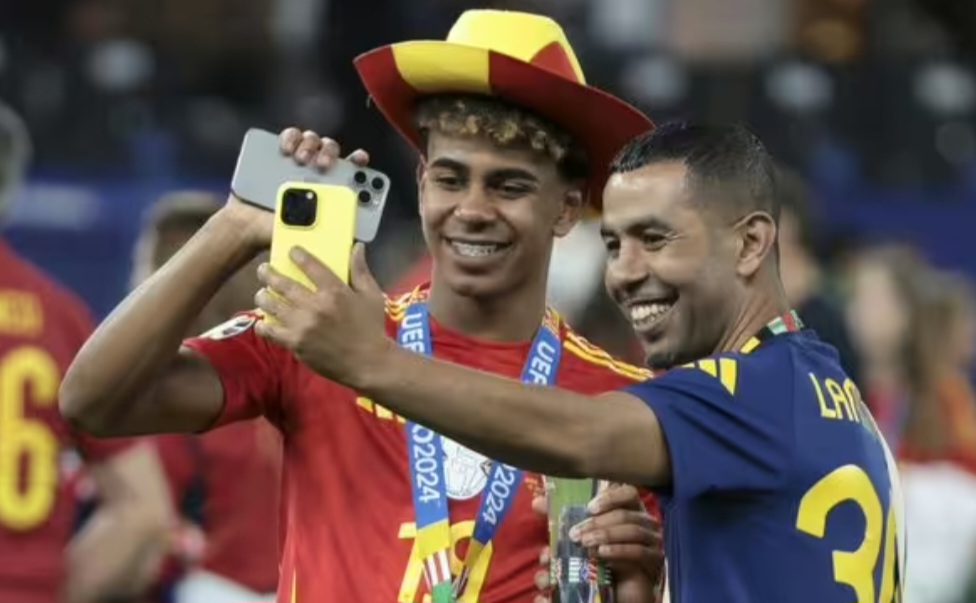 “Djali nuk ka pse të më çoj në azil”! Babai i Yamal çudit botën: Mbledh ende kartonë në rrugët e Barcelonës…