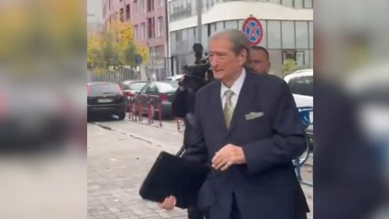 Do pyetet për 21 janarin/ Me dosje në dorë, Sali Berisha mbërrin në SPAK