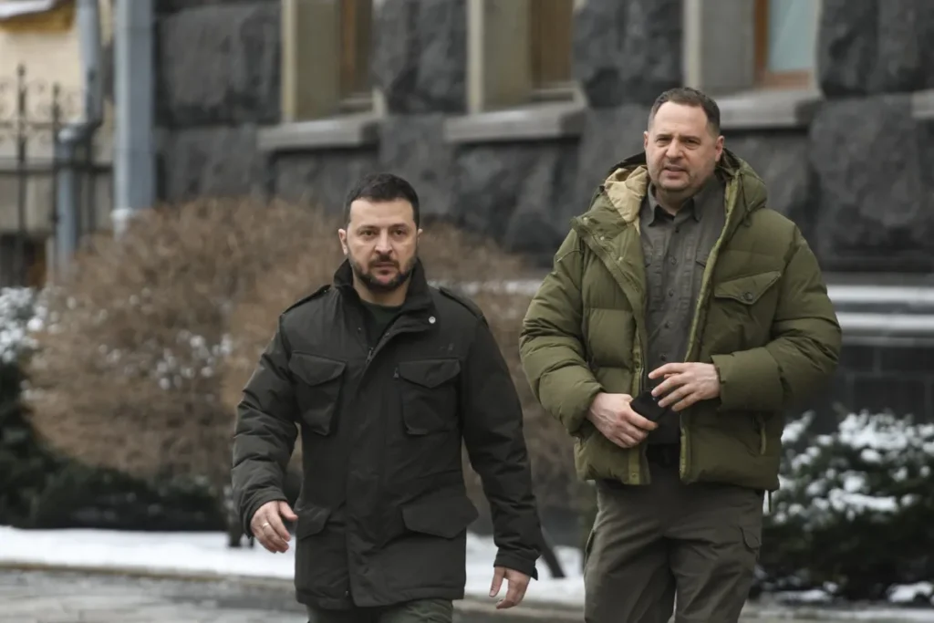 Dorëheqja e shefit të kabinetit të Zelensky-t/ Ekspertët: Dobësohen pozitat negociuese të Ukrainës