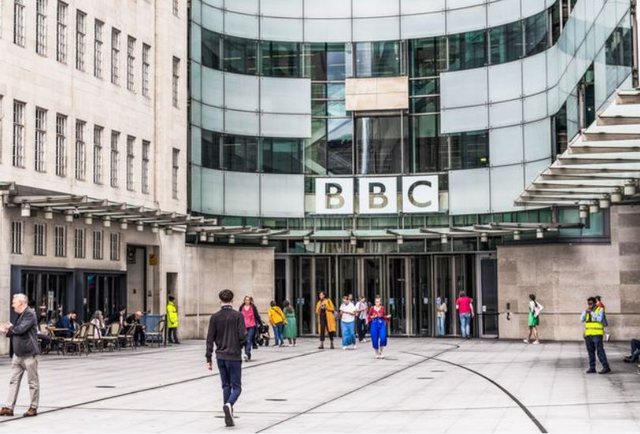 Dorëhiqet anëtari i bordit drejtues të BBC/ Shkak, probleme të qeverisjes së korporatës