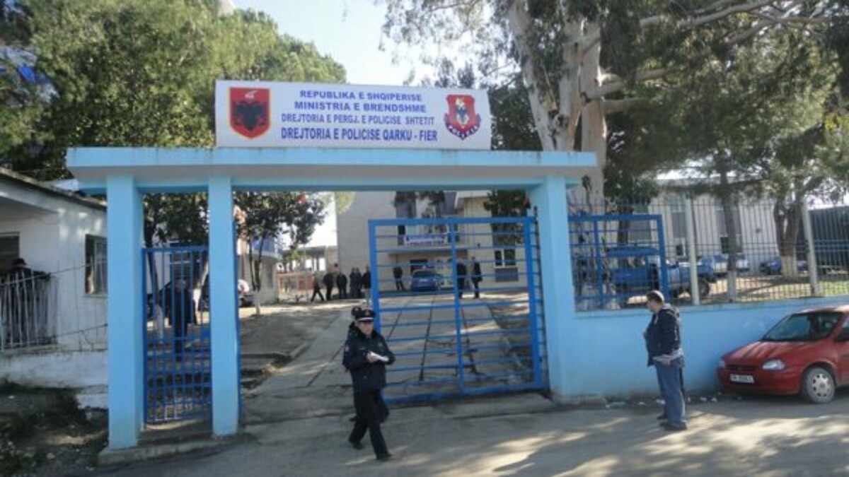 Doreza metalike dhe fishekë luftarak, procedohen tre të mitur në Fier