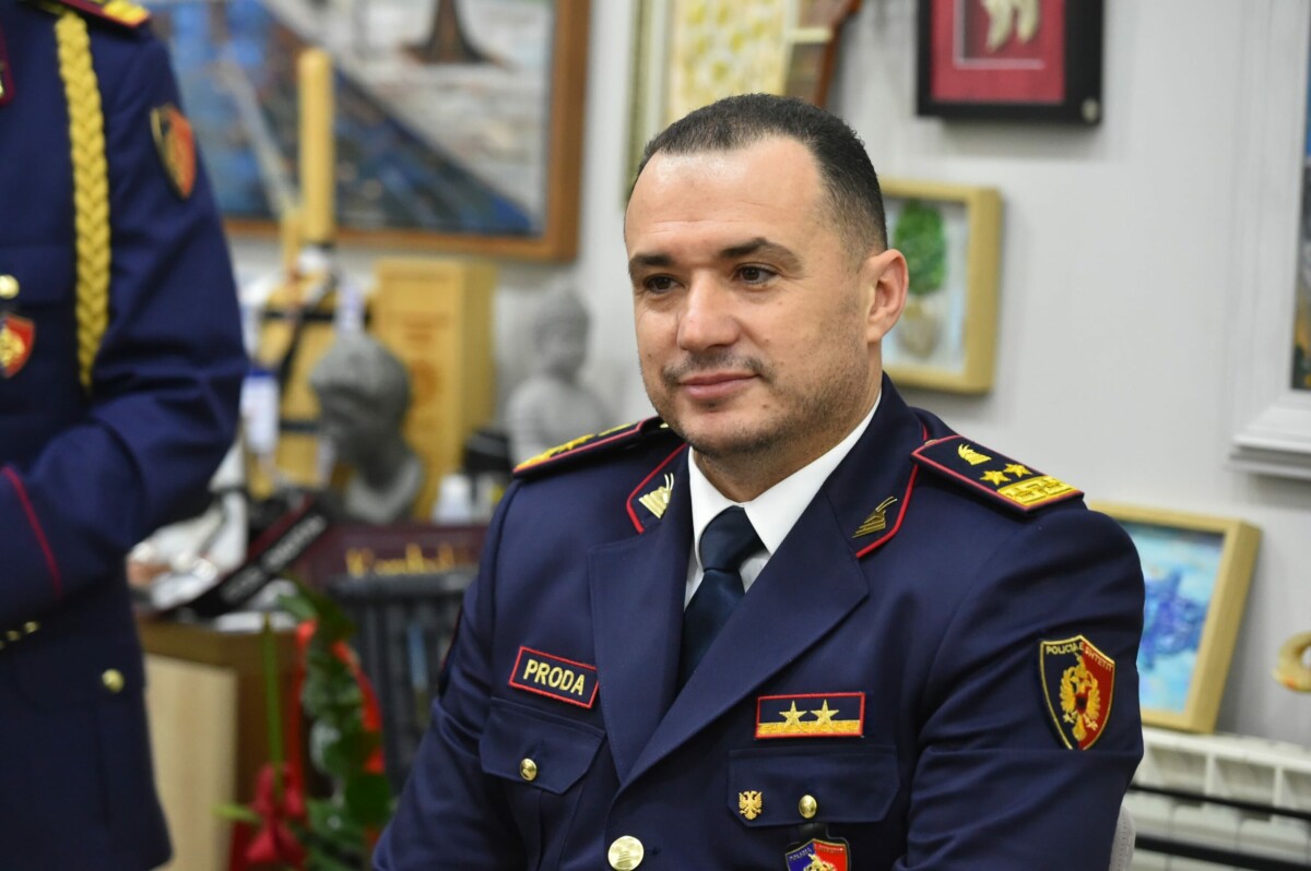 Drejtori i Policisë, Ilir Proda, uron shqiptarët për Festat e Nëntorit: Krenari kombëtare dhe respekt për dëshmorët…