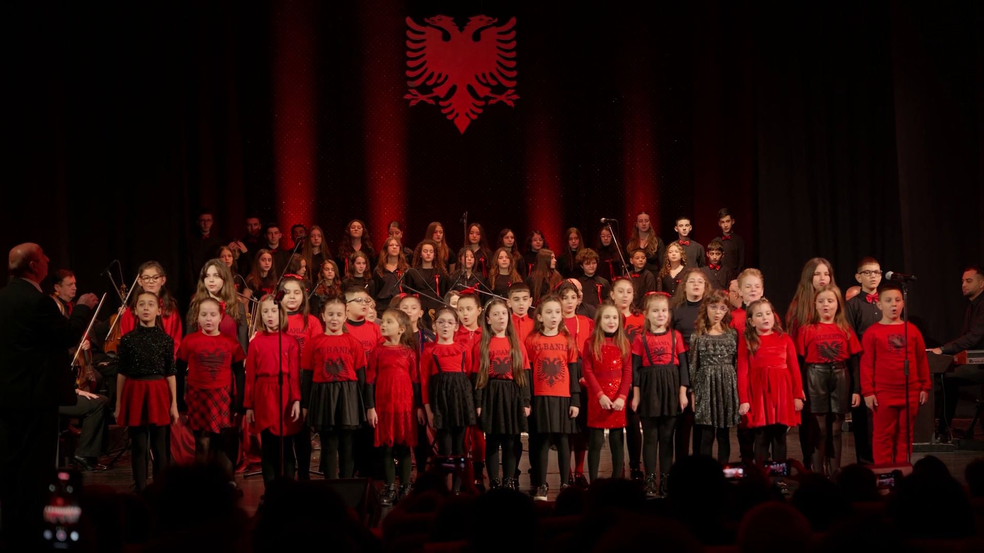 “Dua më shumë Shqipërinë”, në Elbasan pavarësia festohet me koncerte dhe këngë patriotike