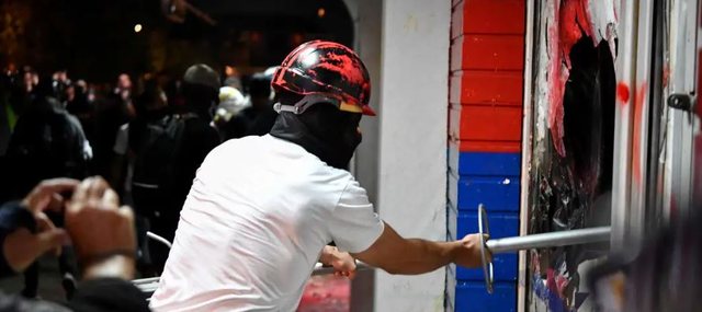 DW godet fort: Mediat në Serbi, megafonë të pushtetit – dhuna po mbyt demokratizimin