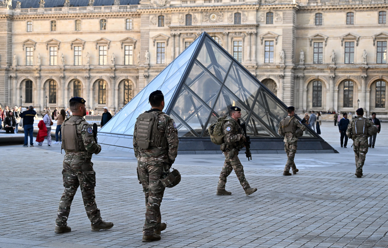 Dy nga të dyshuarit për grabitjen në Luvër ishin dënuar 10 vjet më parë për vjedhje