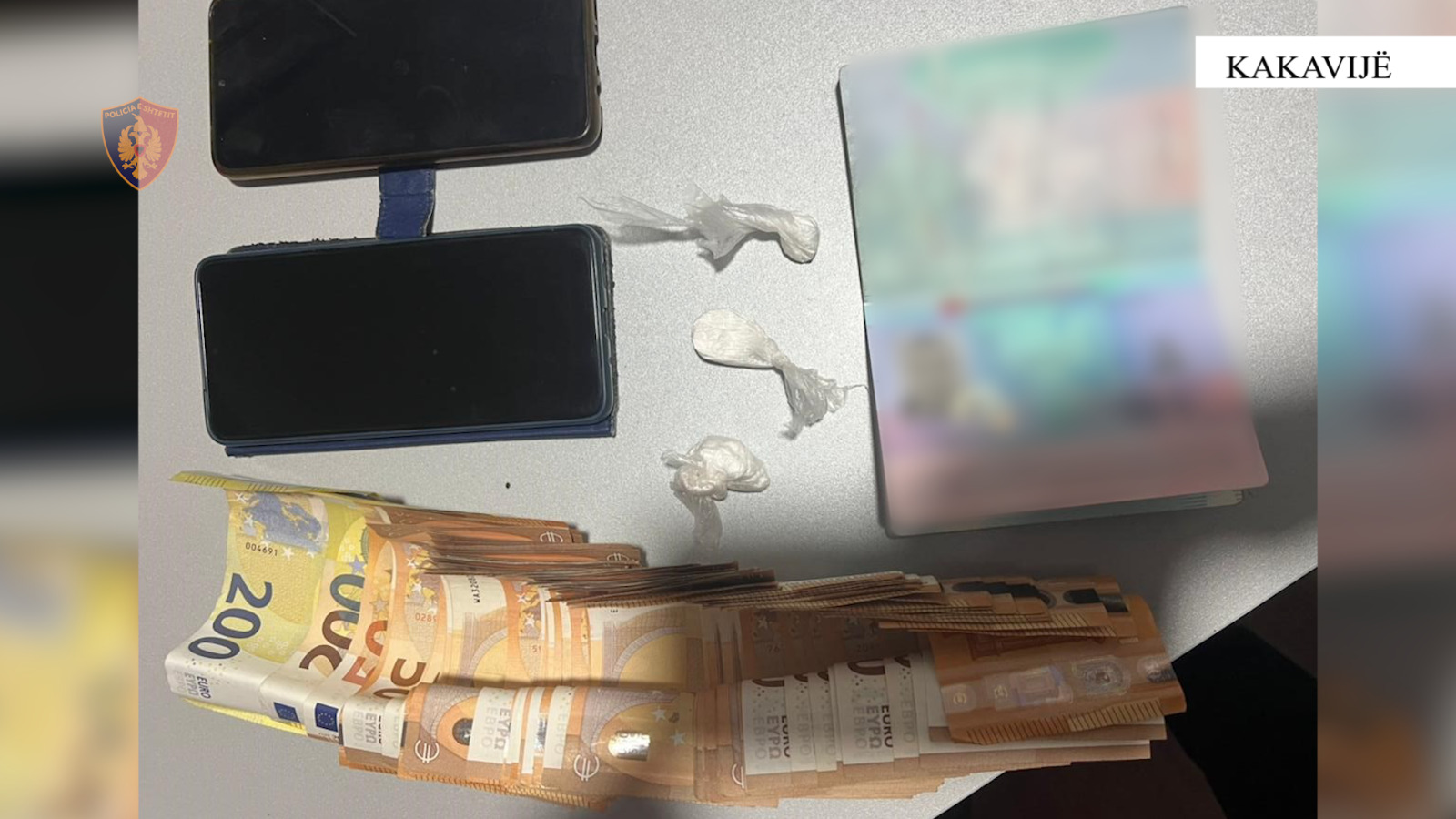 Dy të ndaluar/ Kapet drogë, fishekë dhe 3700 euro në Kakavijë
