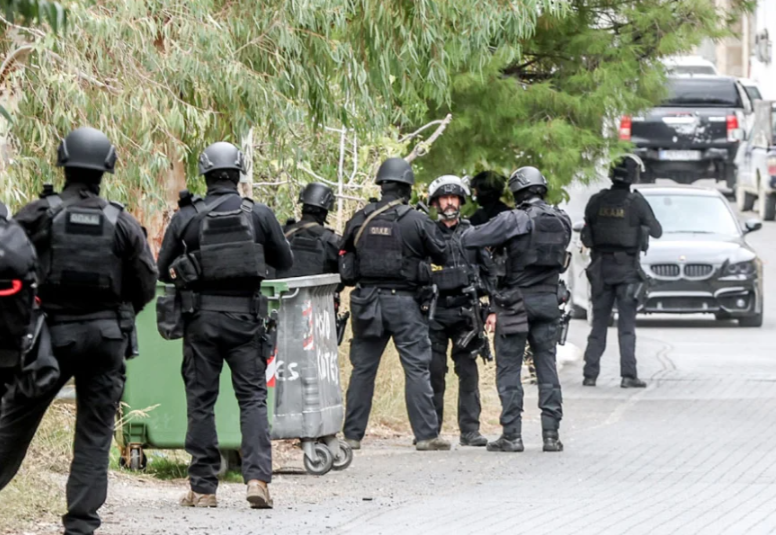 Dy të vrarë dhe dhjetë të plagosur pas një konflikti me armë në Greqi, dëshmitari: Plumbat më “fluturonin” mbi kokë