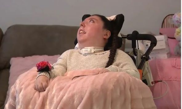 E jashtëzakonshme! Mjekët i dhanë 4 vjet jetë, vajza e lindur pa tru mbush 20 vjeç